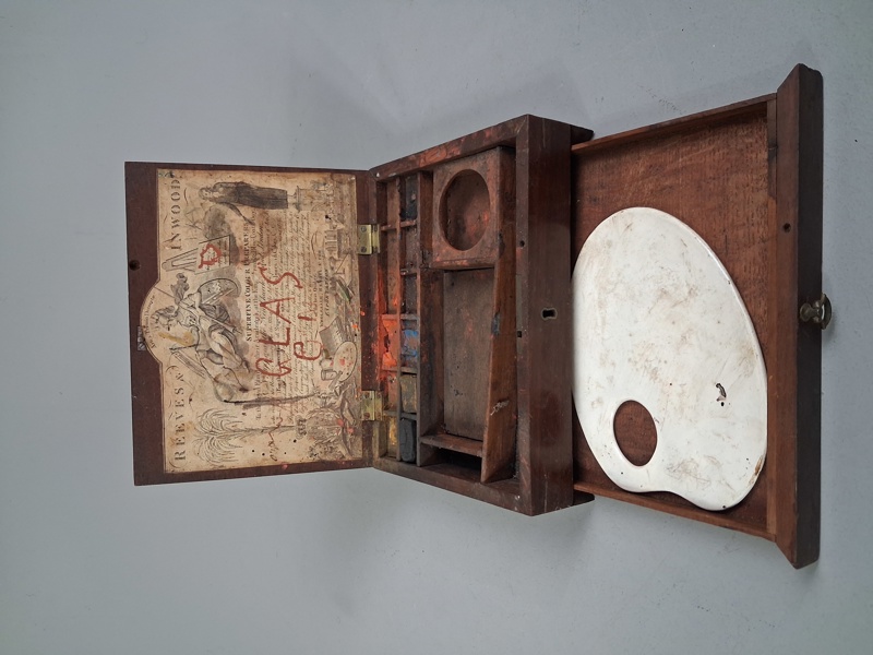 Äldre målarskrin & färgpalett i porslin.