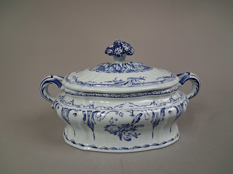 TERRIN. Replika av "Rehnska mönstret", för Rörstrands 250 års-jubileum, numrerad 1287/1800.