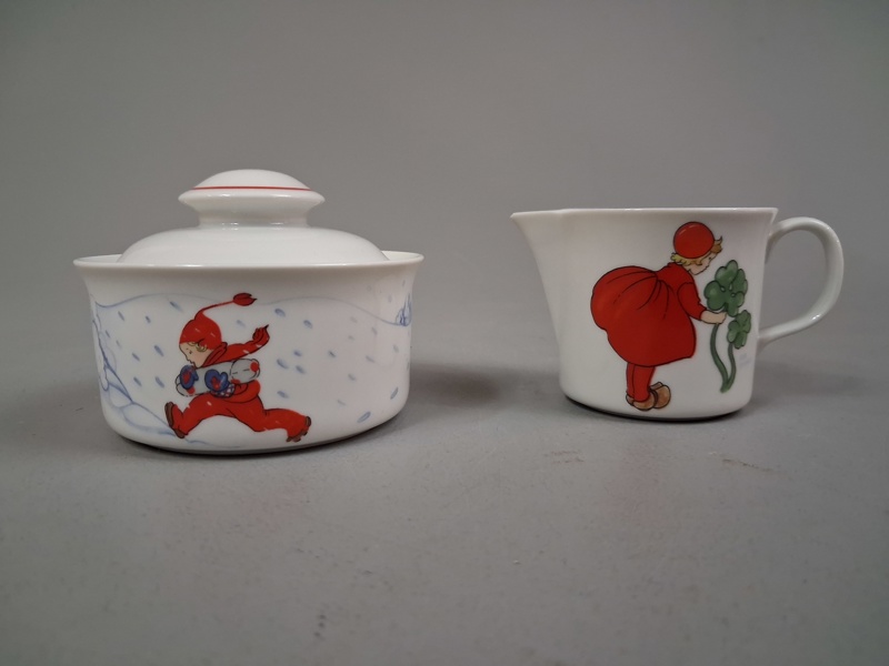 AINA STENBERG. "Tomtejul", sockerskål & gräddkanna, Rörstrand.