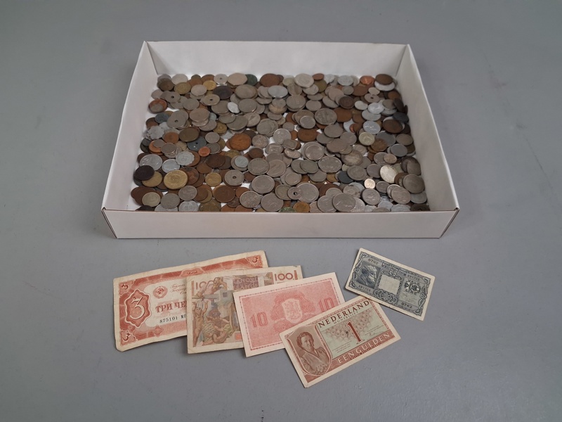 Diverse utländska mynt & sedlar. Cirka 3kg.
