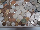 Diverse utländska mynt & sedlar. Cirka 3kg.
