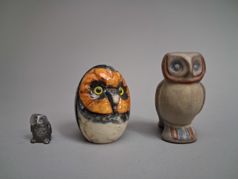 3 Ugglor, keramik, Alabaster & metall, Bl.a Michael Andersen Bornholm.