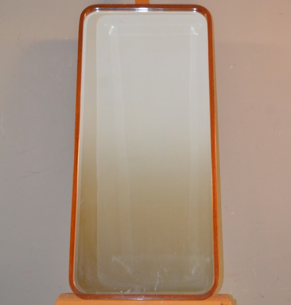 Spegel. Mahogny, fasettslipat glas, 1900-talets mitt.