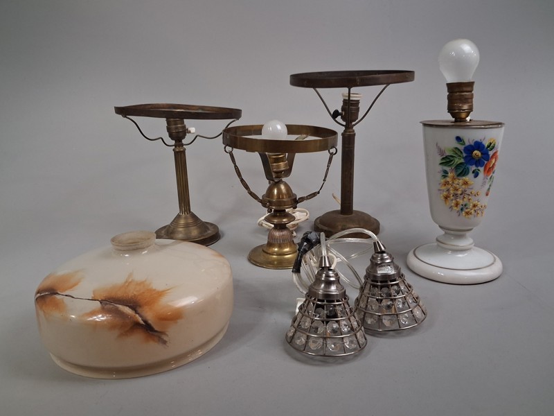 Diverse belysning. Bl.a 3 Bordslampor i stringbergmodell. (Renoveringsobjekt).