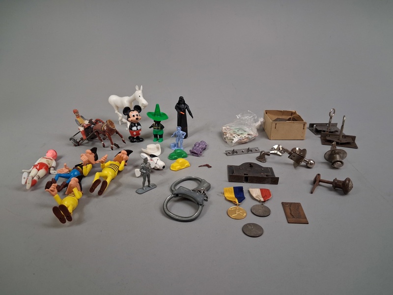 Diverse. Bl.a Leksaker, äldre lås m.m.