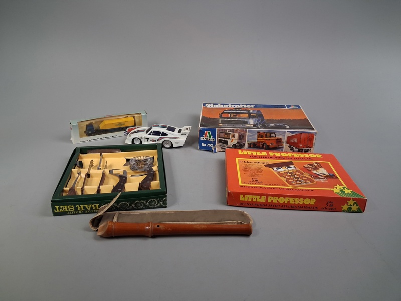 Diverse. Bl.a påbörjad byggsats, barset, spel m.m.