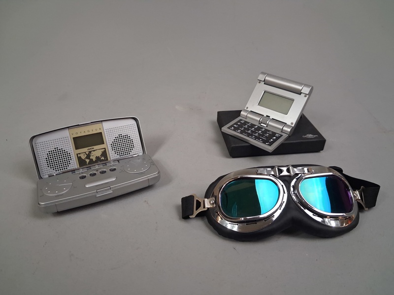 Voyageur Lexon Reseklockradio, miniräknare, samt MC-Glasögon.