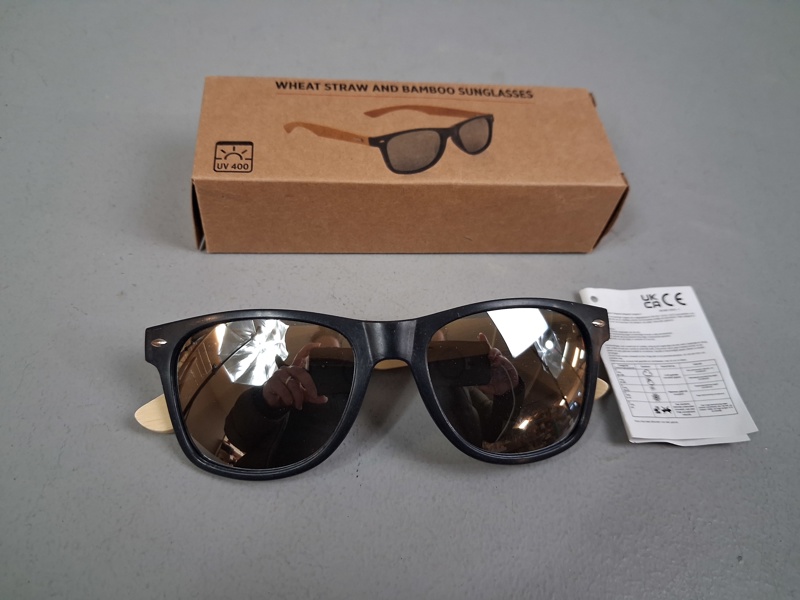 Solglasögon. Träbågar UV400, oanvända.