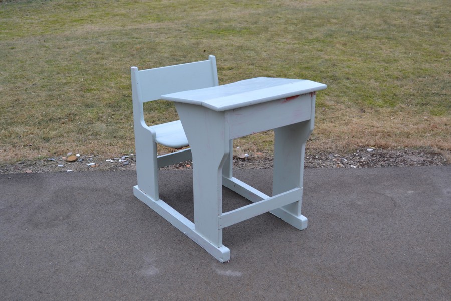 Äldre skolbänk. 1900-talets första del.