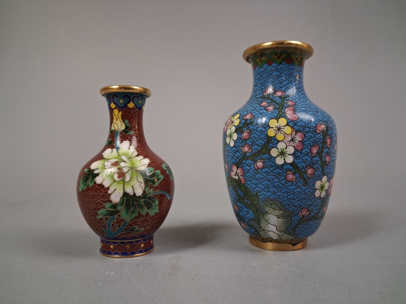 2 Vaser. "Cloisonné", Kina, mässing & emalj.