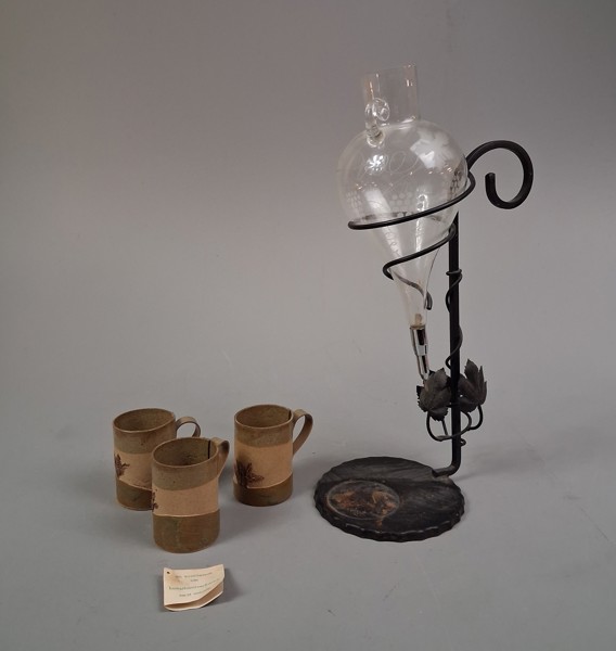 Vintappskran, på ställning & 3 muggar stengods, Mia Anderslöv.