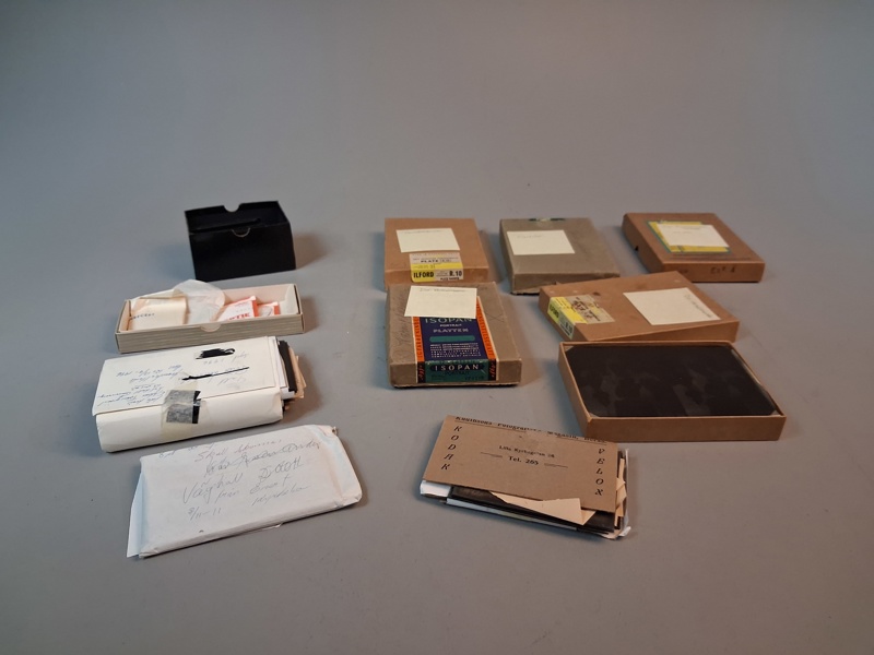 Diverse glasplåtar / fotografiska plåtar. Mestadels porträtt.