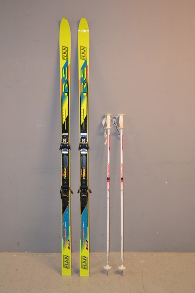 Slalomskidor ELAN & stavar.