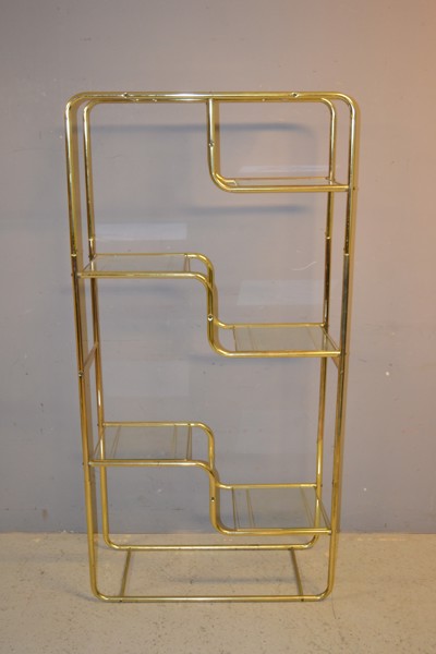 Hylla. Gulmetall & glasskivor. 1900-talets andra hälft.