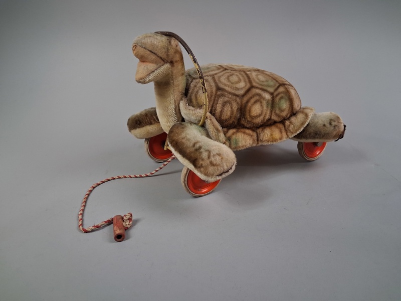 STEIFF. Sköldpadda på hjul, 1950-tal.