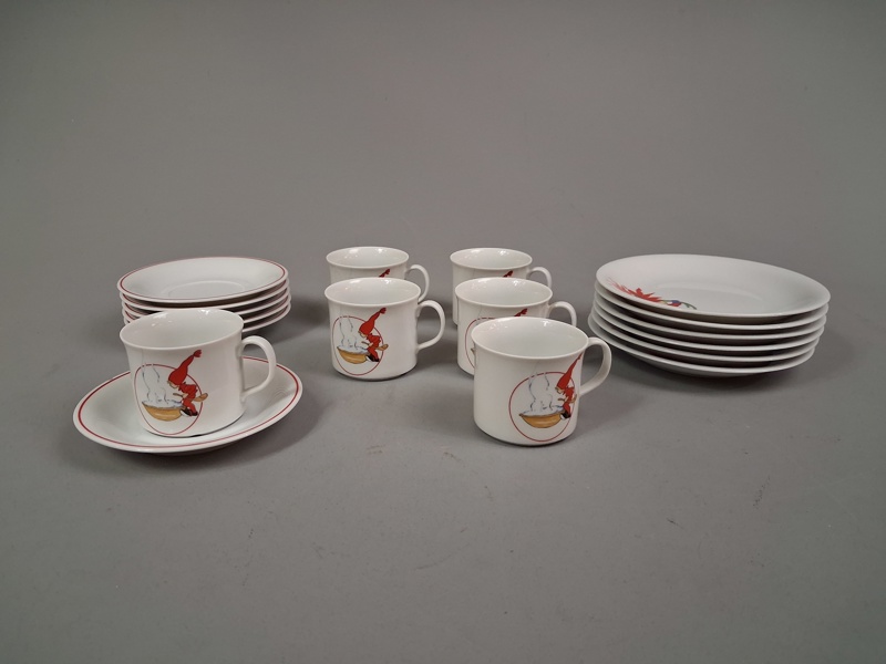 AINA STENBERG. "Tomte jul", Rörstrand. 6 kaffekoppar med fat & 6 assietter.