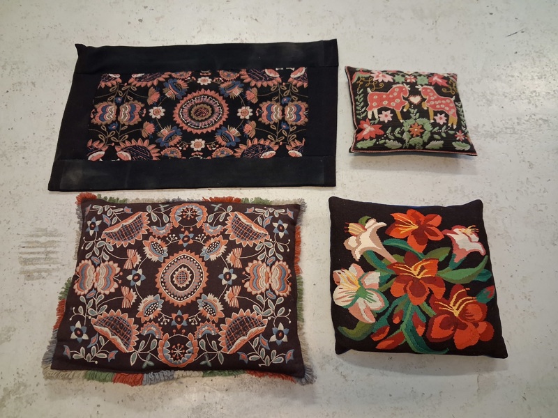 Äldre kuddar & tygstycke. Broderat.