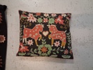 Äldre kuddar & tygstycke. Broderat.