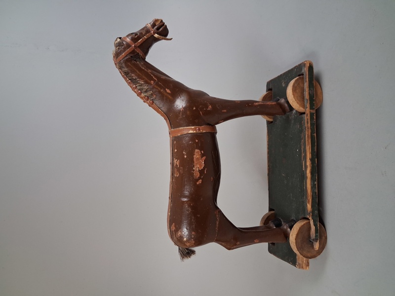 Leksakshäst. Trä, på hjul, 1900-talets första hälft.