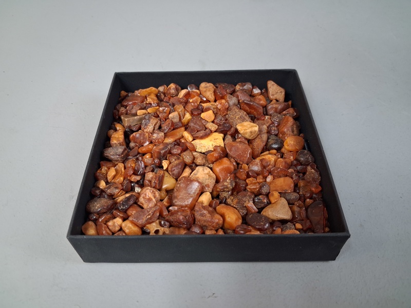 Parti oslipad bärnsten.