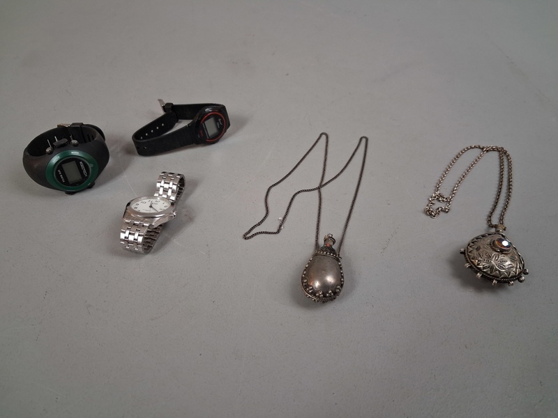 Snusflaska Kina, halsband, samt 3 armbandsur. Bl.a Casio.