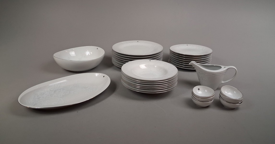 LARS WALLIN. Matservis, "Anniversary/Lace", Fyrklövern. 35 delar.