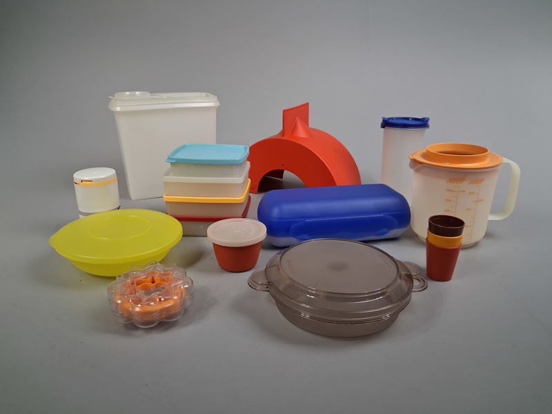 Diverse Tupperware.