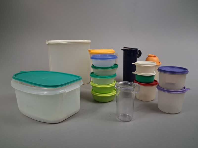 Diverse Tupperware.