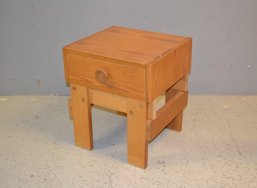 RUBEN WARD. Nattduksbord, furu, AB Nybrofabriken, Fröseke, 1970-talet.