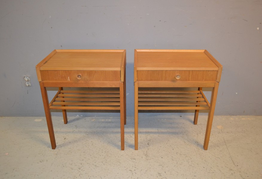 2 Nattduksbord. Ekfanér.