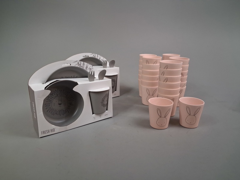 FRESH KID. 2 Barnserviser & 32 muggar, plast.