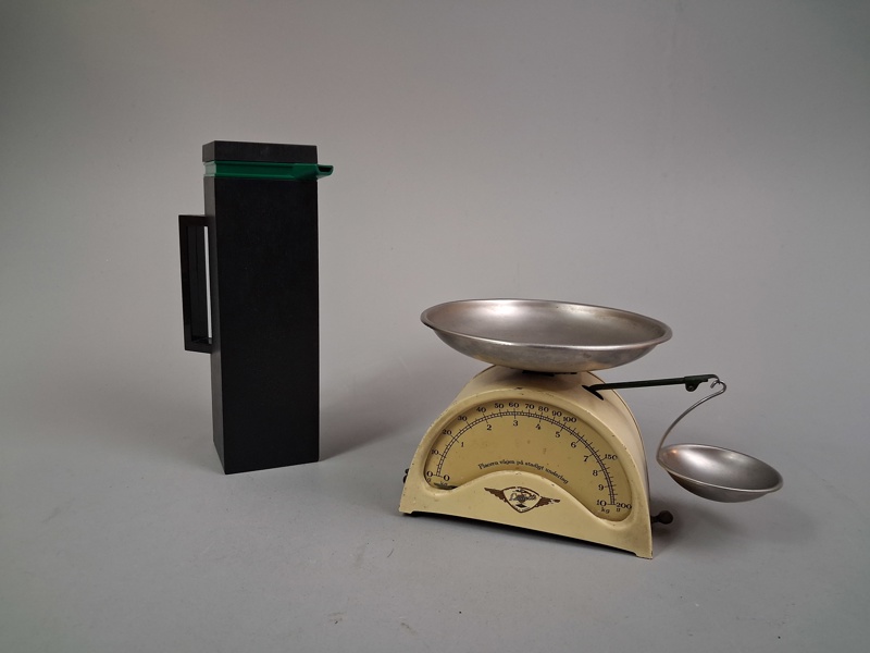 Kaffetermos, "Quadrat", Arne Darnell för Hammarplast, samt hushållsvåg Lindells.