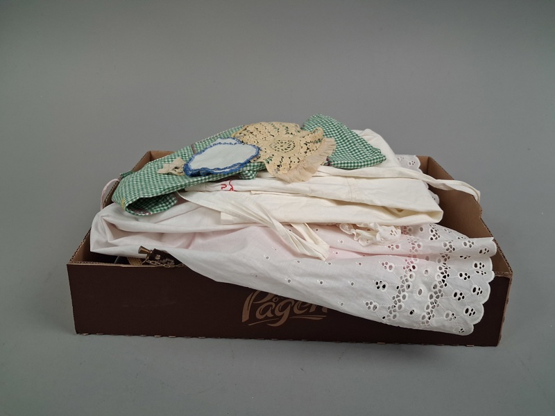 Diverse textil, Bl.a Dopklänning m.m.