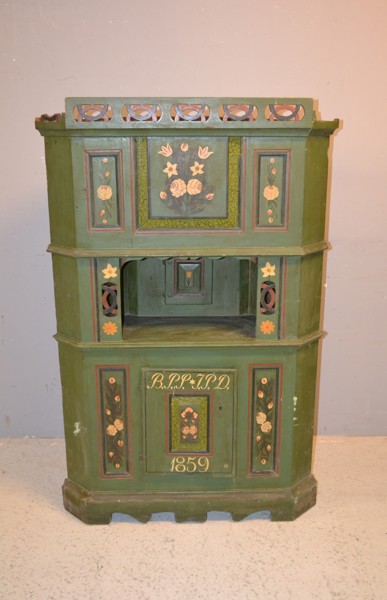 Hörnskåp. Allmoge, daterat 1859.