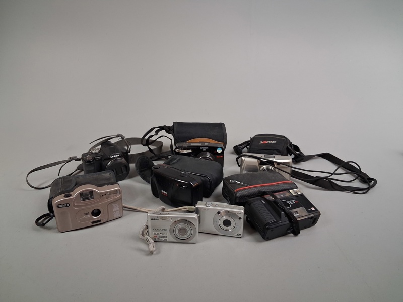 Diverse kameror. Bl.a Lumix, Sony, Yashica, Nikon, m.m.