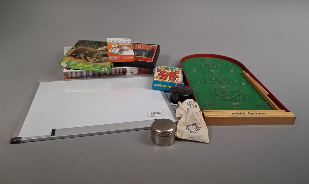 Diverse spel, brädspel, Pussel & Whiteboard.