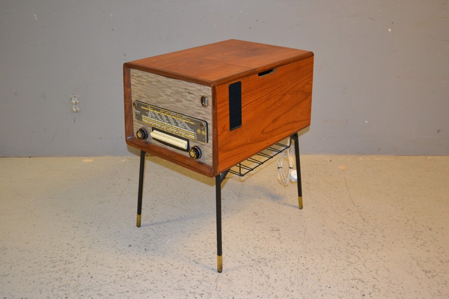 Skivspelare med Radio. Teak med svartlackerat underrede, Centrum & Garrard, AB Gylling & Co Stockholm.