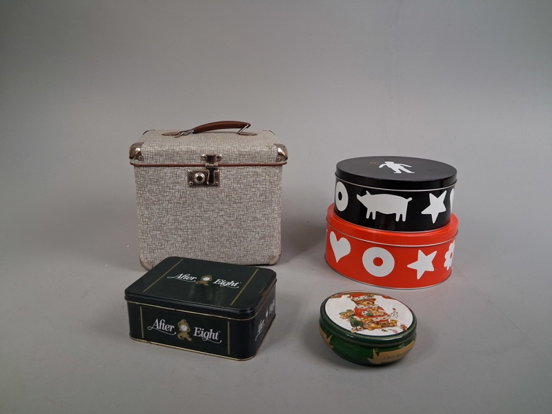 Diverse förvaring. Bl.a Plåtburkar.