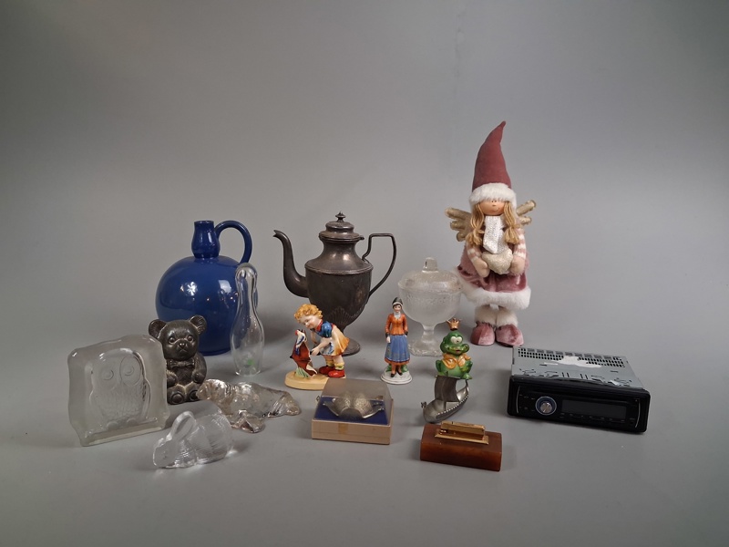 Diverse. Bl.a Glaskanin Lisa Larson för Royal Krona, Nittsjö, tenn m.m.