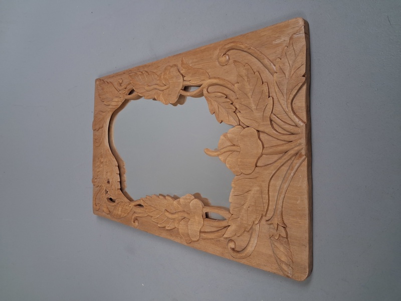 Spegel från Bali, skuret trä.