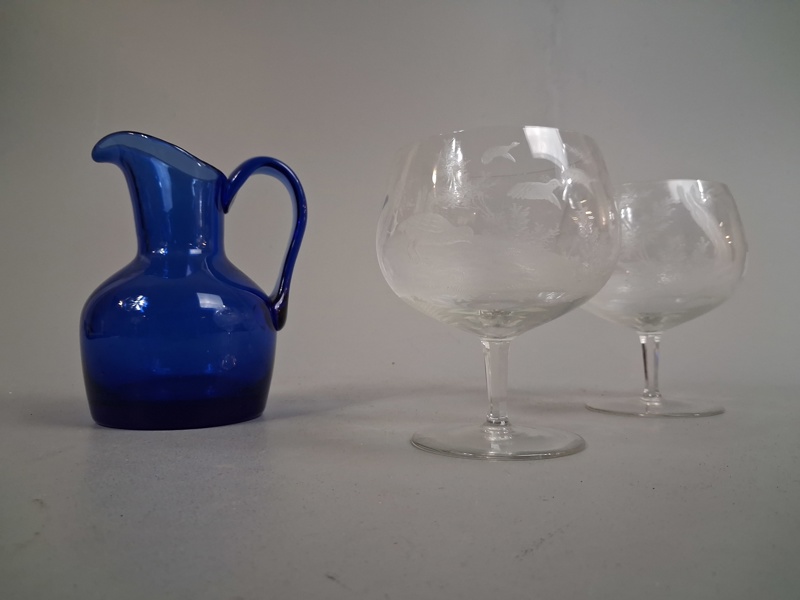 3 Delar glas. Kanna Möjligtvis Reijmyre & 2 Rejäla graverade konjakskupor.