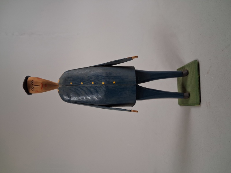 Träskulptur, Ekivok. signerad Karl Einar Hyckenberg. 28/3-45.