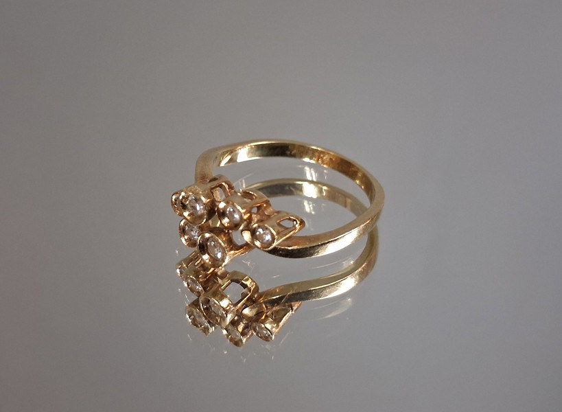 Guldring med 6 Safirer. 14K, 4,28gram, Syratestad.