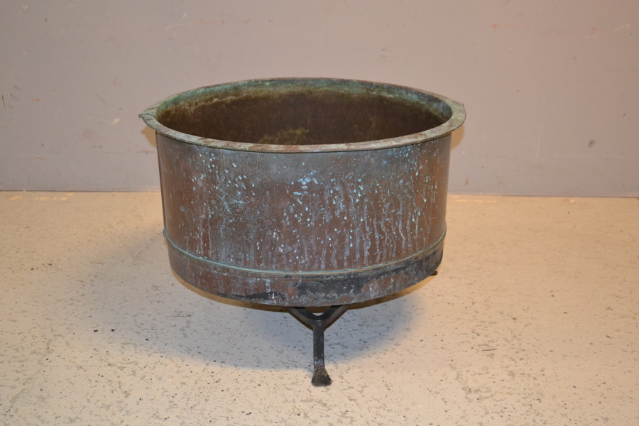 Kopparbalja med stativ.