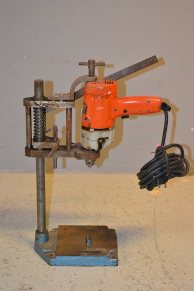 Borrmaskin Black & Decker med borrstativ.