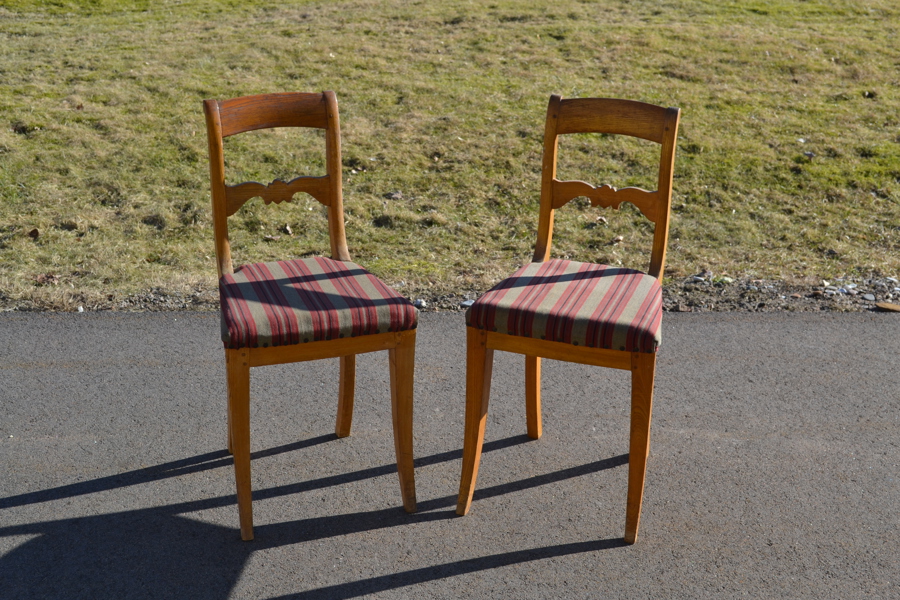 2 Äldre stolar. 1800/1900-talet.