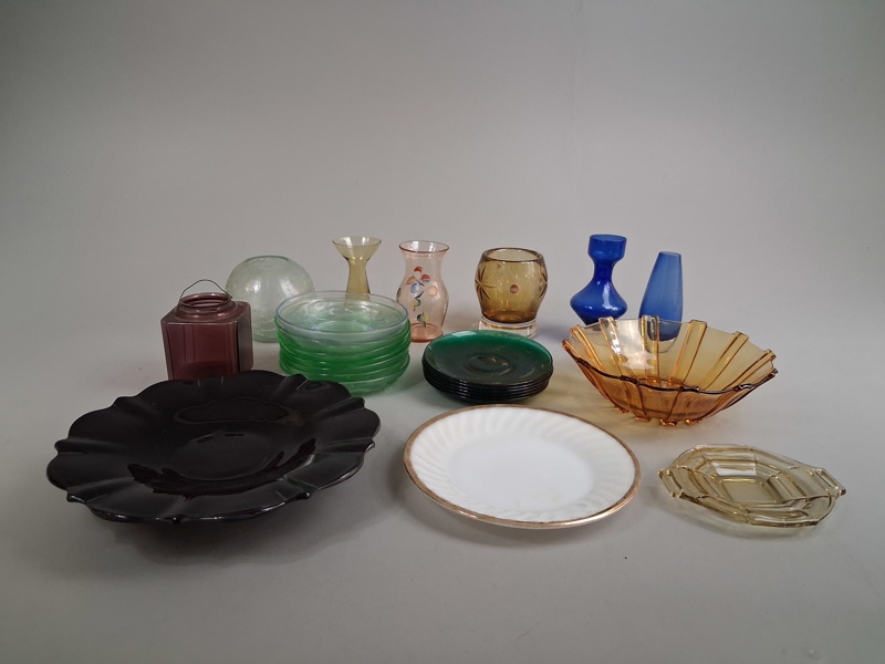 Diverse färgat glas. Bl.a SEA m.m.