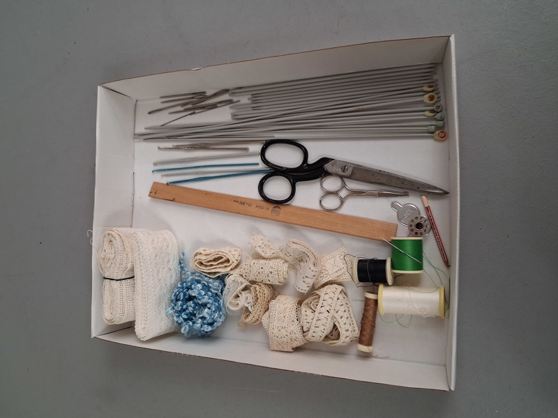 Diverse sytillbehör & spets.