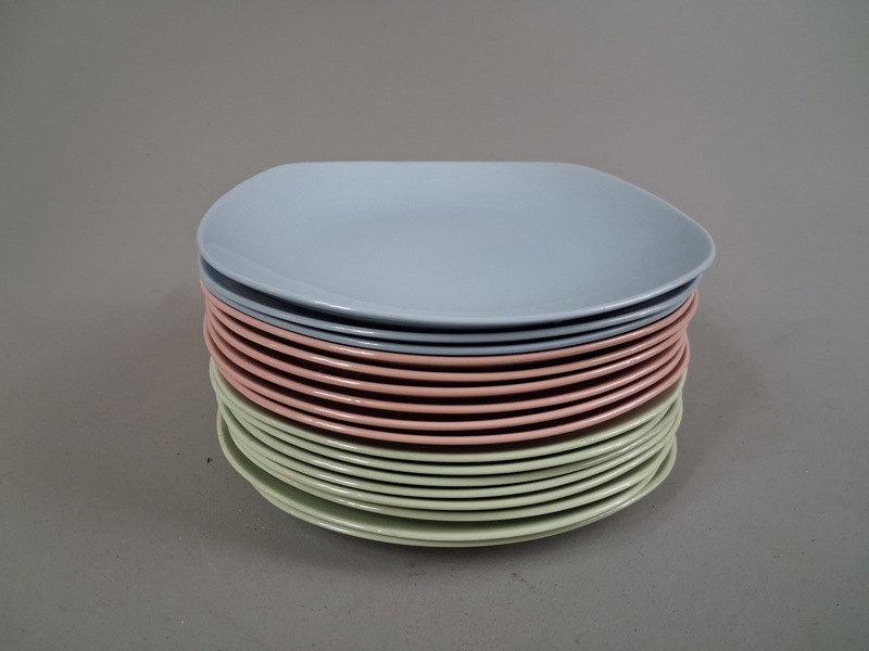 17 Mat-tallrikar. "Green, Rose, Blue Horizon", Johnson Bros, England, 1970-talet.