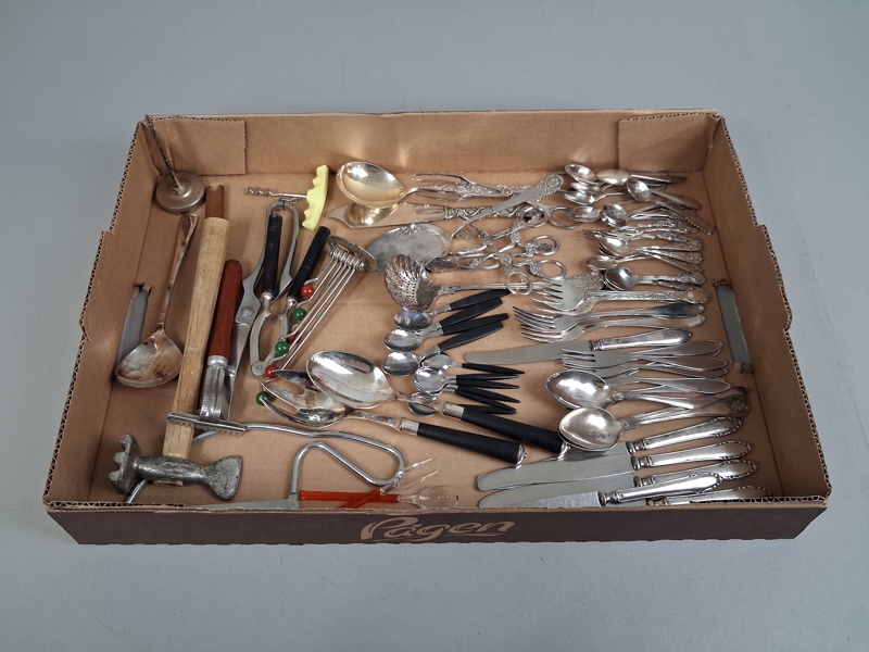 Diverse bestick m.m. Bl.a Nysilver.